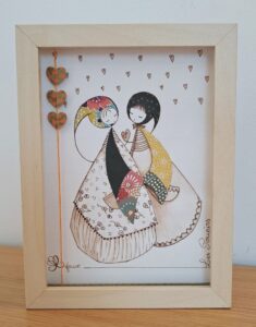 tableau encre et papier dans un cadre vitrine petit format représentant un personnage appelé Poupir Kokeshi dans sa tenue traditionnelle japonaise.