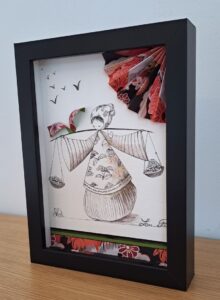 tableau encre et papier dans un cadre vitrine petit format représentant un personnage appelé Poupir Kokeshi dans sa tenue traditionnelle japonaise.