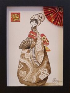 : tableau encre et papier dans un cadre vitrine petit format représentant un personnage appelé Poupir Kokeshi dans sa tenue traditionnelle japonaise.
