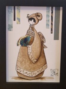 tableau encre et papier dans un cadre vitrine petit format représentant un personnage appelé Poupir Kokeshi dans sa tenue traditionnelle japonaise.