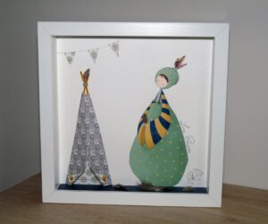 Cadre vitrine de Nadine Lefeuve représentant son personnage appelé Poupir peint sur papier dans un décor en 3D fait mains composé d'un tipi et d'une guirlande.