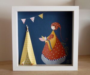 Cadre vitrine de Nadine Lefeuve représentant son personnage appelé Poupir peint sur papier dans un décor en 3D fait mains composé d'un tipi et d'une guirlande..