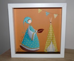 Cadre vitrine de Nadine Lefeuve représentant son personnage appelé Poupir peint sur papier dans un décor en 3D fait mains composé d'un tipi et d'une guirlande.