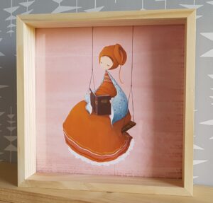 Peinture sur papier décor de Nadine Lefeuve représentant son petit personnage appelé Poupir assis sur une balançoire en train de lire