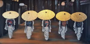 Tableau de peinture en format panoramique d'un groupe de geisha de dos en kimono blanc avec leur obi décoré et leur ombrelle feuille d’or marchant dans une rue de Kyoto le soir réalisé par Nadine Lefeuve