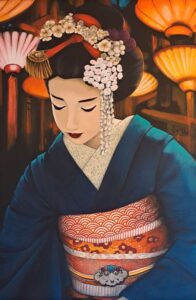 Tableau de peinture de geisha de face en kimono bleu et obi coloré dans un décor de lanternes orangées réalisé par Nadine Lefeuve