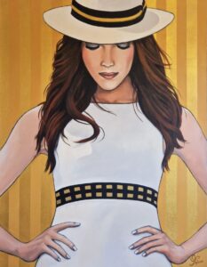 tableau de peinture acrylique représentant une femme habillée d'une petite robe noire et blanche et d'un chapeau Fédora blanc sur fond rayé ocre et or réalisée par Nadine Lefeuve