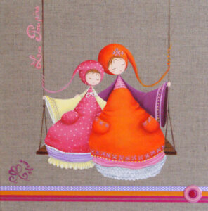 tableau décoratif personnalisé pour une chambre d’enfant représentant deux petits personnages colorés appelés Poupir assis sur une balançoire.